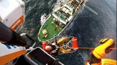 Rescate en el mar: Prefectura evacuó a un navegante enfermo