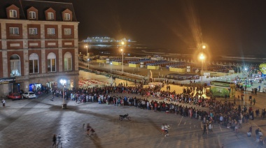 Interrumpen tumultuoso show callejero en La Rambla: empujones y agresiones a los inspectores