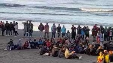 "Fuera petroleras", el grito de un grupo de marplatenses en la playa