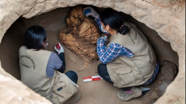 Encontraron una momia preincaica en singular posición, cubriéndose el rostro y atada con sogas
