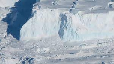 Un inmenso iceberg de más de 3.000 kmts cuadrados se mueve hacia mar abierto tras estar 20 años anclado en la antártica