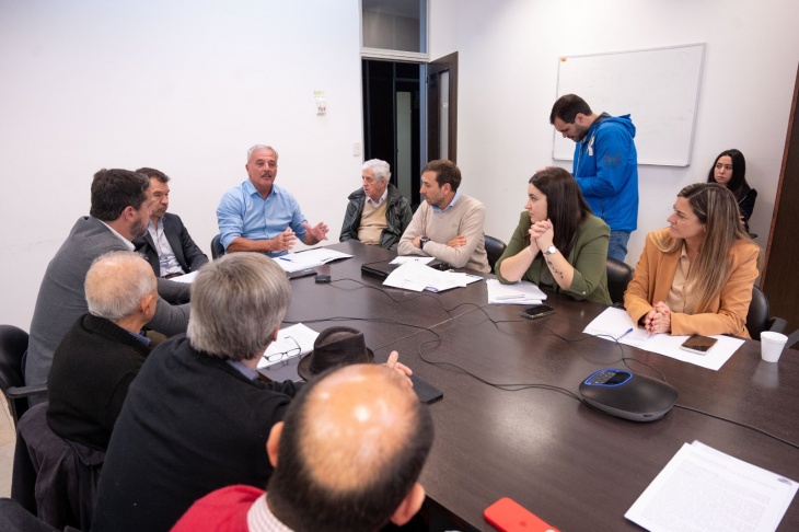 Reunidos con la comisión de Obras Públicas de la cámara de diputados provincial, junto al diputado provincial Claudio A Rossi