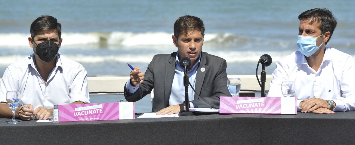 Kicillof anunció el cese de limitaciones nocturnas y ratificó la continuidad de la temporada hasta abril