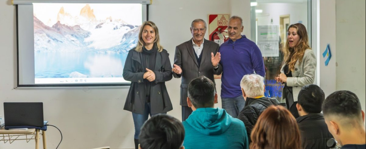 Juan de Jesús visitó el Instituto de Formación Docente de Santa Teresita y entregó material deportivo