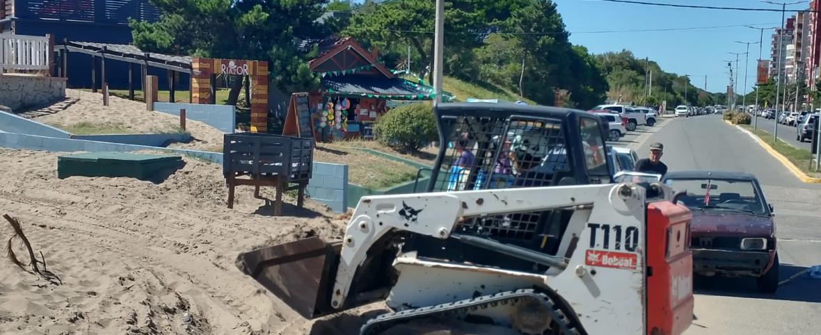 Reacondicionan las bajadas a la playa en San Clemente por la acumulación de arena