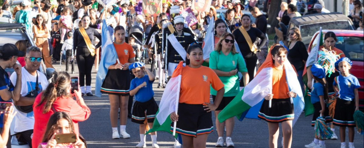 El centro de Santa Teresita se llenó de color con el desfile aniversario