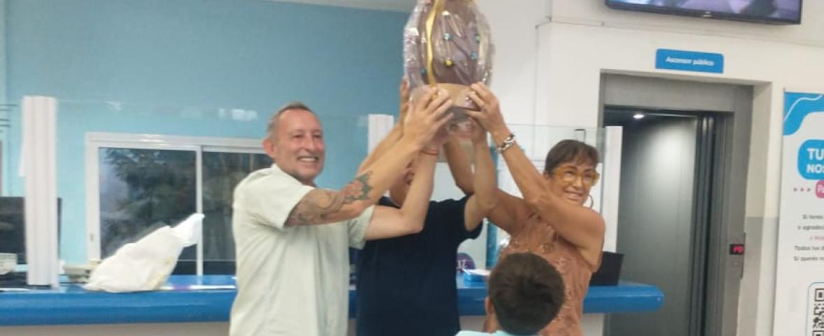 El Hospital de San Clemente celebró Pascua con su personal y sorteó un huevo de chocolate gigante