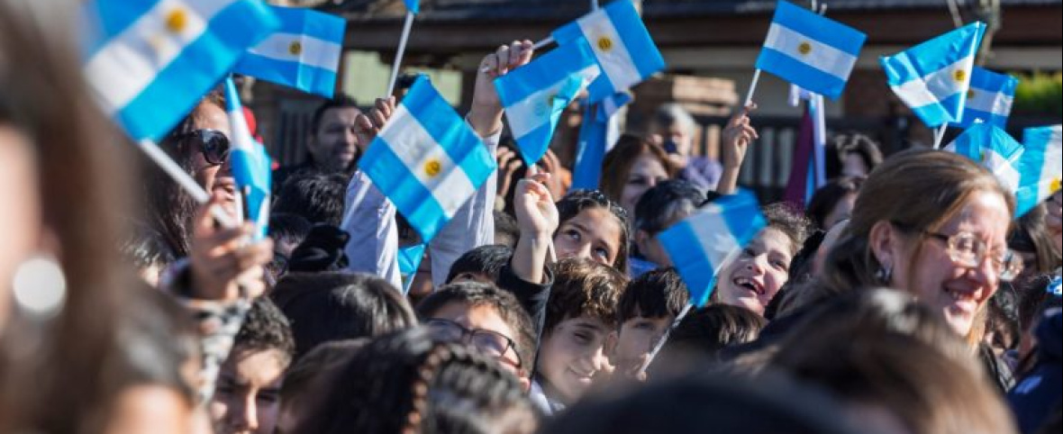 Más de 200 alumnos prometieron lealtad a la Bandera en Lucila del Mar