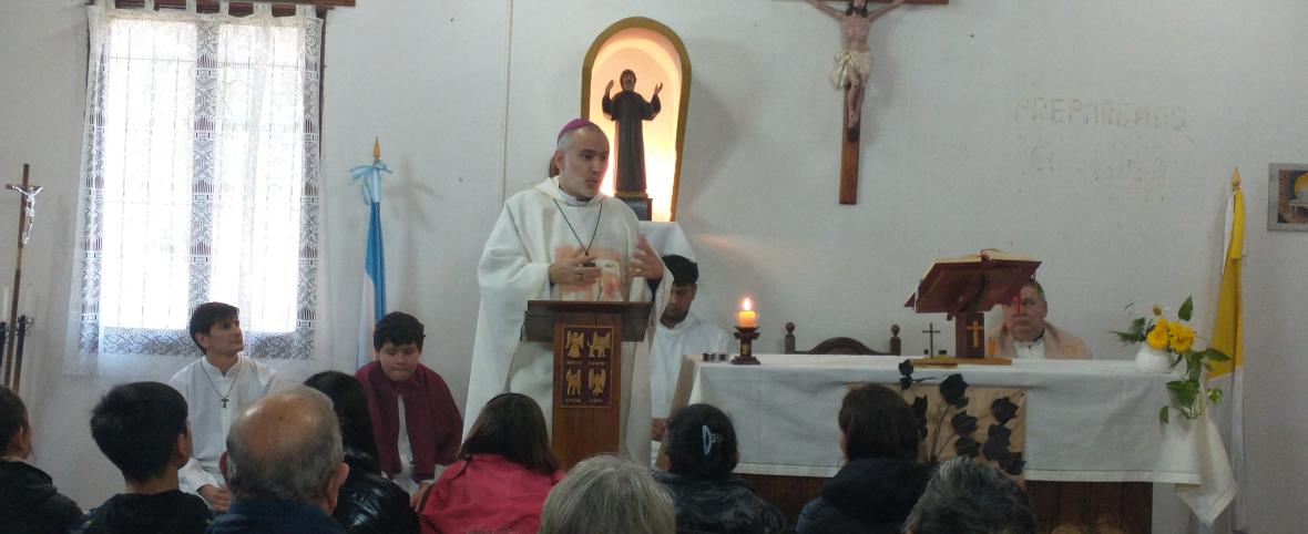 El obispo celebró la misa en honor a San Charbel y habló sobre el uso de las redes sociales, la inteligencia artificial y la soberanía