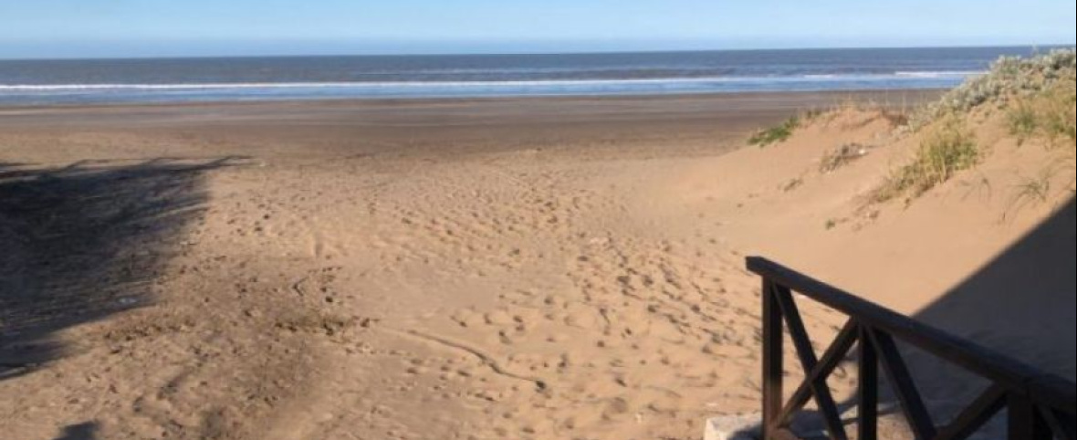 Mar del Tuyú refuerza la protección de los médanos y pide no atravesarlos para llegar a la playa