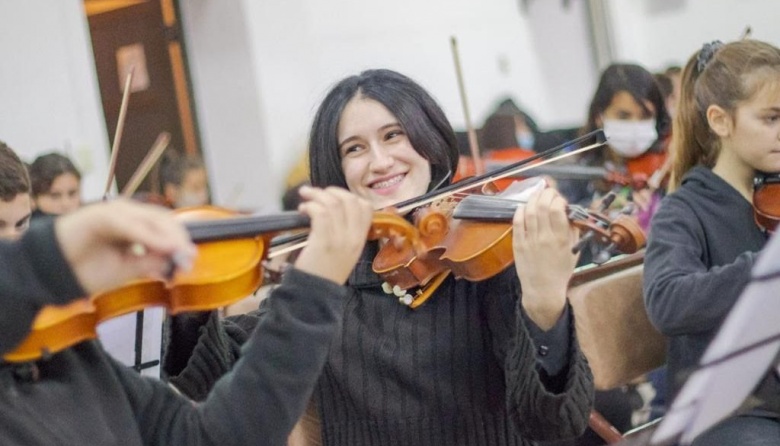 Entregan instrumentos musicales a los alumnos de la Orquesta Escuela del Partido de La Costa