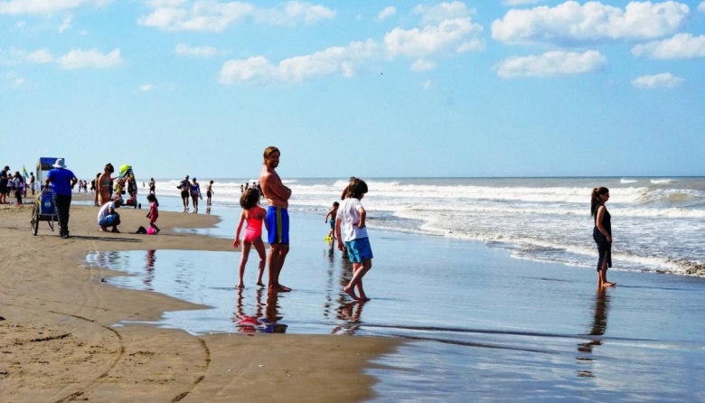 Verano 2025: una encuesta señala que la mitad de los argentinos no viajará en vacaciones y de los que salen, la mayoría irá a la Costa Atlántica