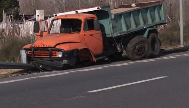Ruta 11: Un camión sufrió una falla mecánica y chocó contra el guardarraíl