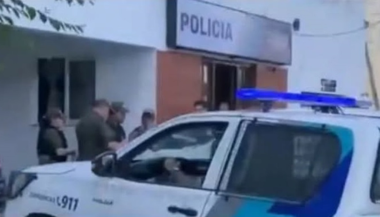 Un micro perdió aceite en la Ruta 11 y generó un operativo de emergencia
