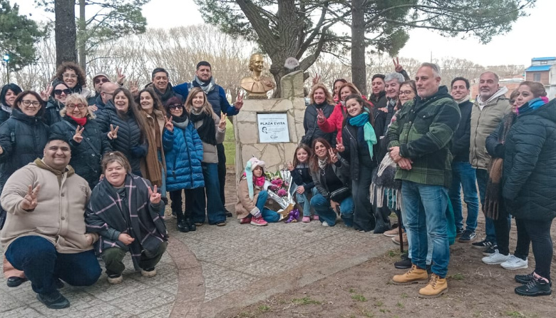 Emotivo homenaje a Eva Perón en Villa Clelia con fuerte impronta militante