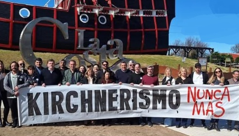 Polémica en La Costa por una foto de LLA con el cartel “Kirchnerismo Nunca Más”
