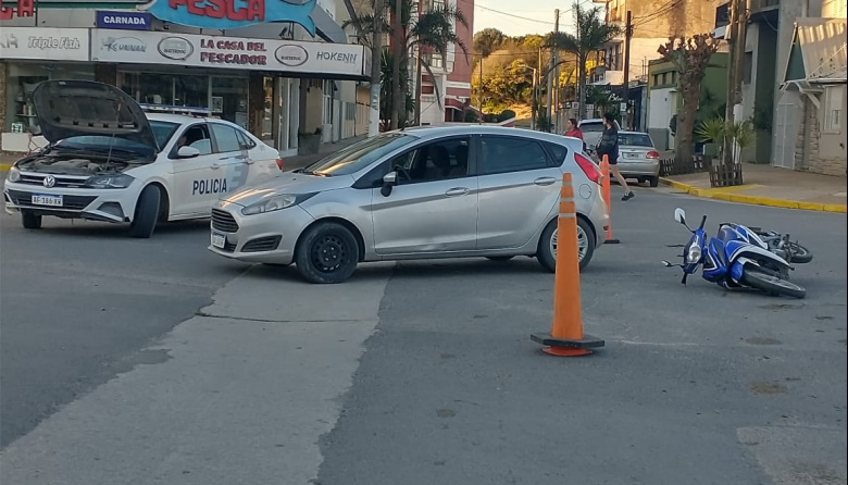 Choque entre un auto y una moto en la intersección de 16 y 1 - Faro ...