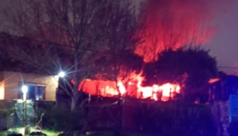 Tragedia en Villa Gesell: un niño murió en un incendio y su padre lucha por su vida