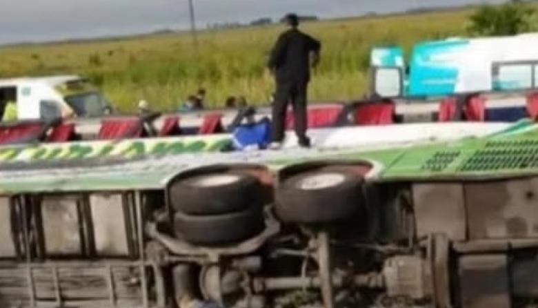 Tragedia en la Ruta 2: dos muertos y 17 heridos tras el vuelco de un micro cerca de General Pirán