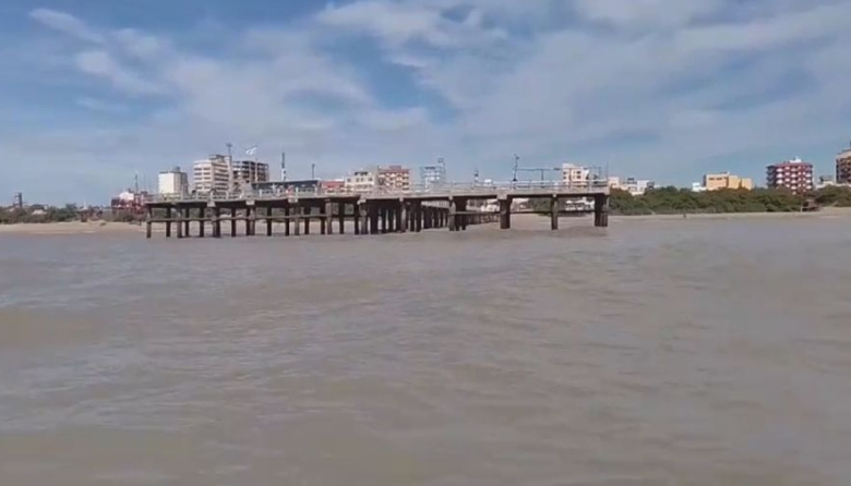 Rastrillaje inédito en el muelle: retiran décadas de nylon y plomos del fondo marino