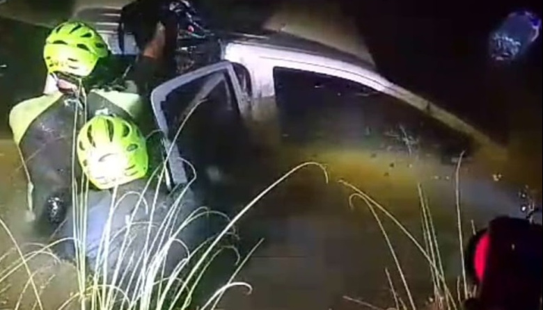 Una camioneta cayó a un canal junto a la Ruta 11 y terminó completamente hundida