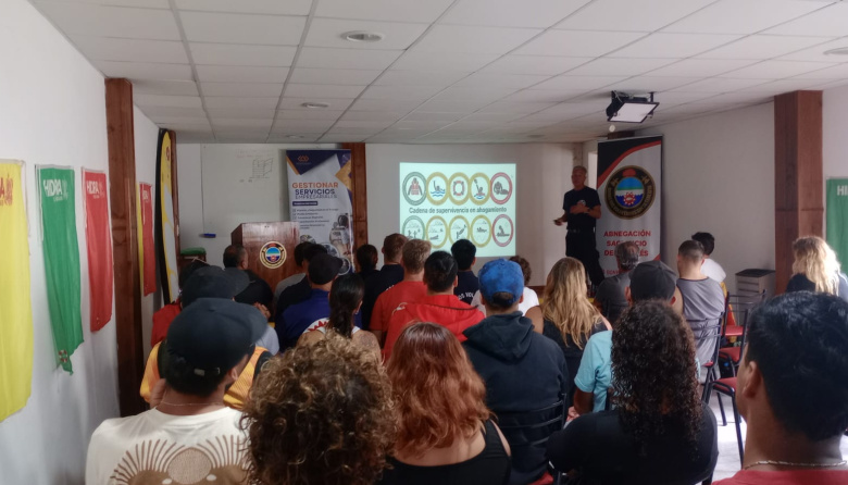 Fue un éxito el Taller de Rescate con tablas y RCP en Santa Teresita