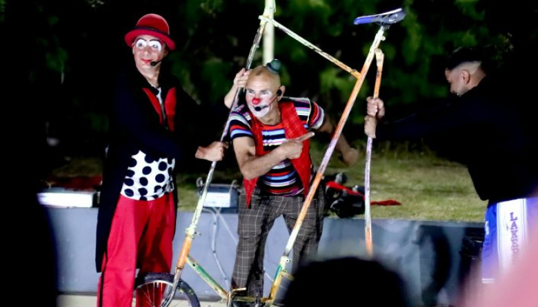 Más de 100 propuestas del Arte Costero llenan de espectáculos las calles de La Cost