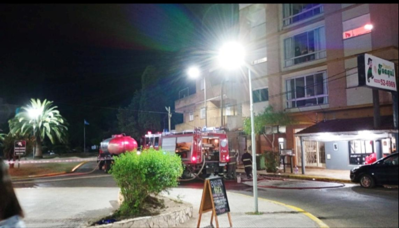 Un incendio de pastizales puso en riesgo viviendas en Las Toninas