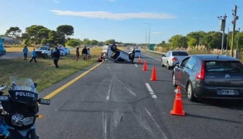 Dos vuelcos en la Ruta 11 marcaron el inicio del fin de semana largo