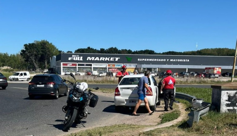 Grave accidente entre una moto y un auto en la rotonda de Mar del Tuyú