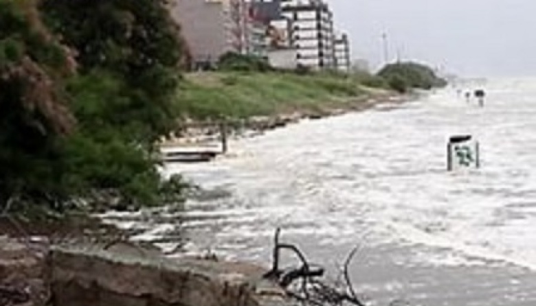 Fuerte crecida del mar superó los pronósticos y generó anegamientos en la Costa Atlántic