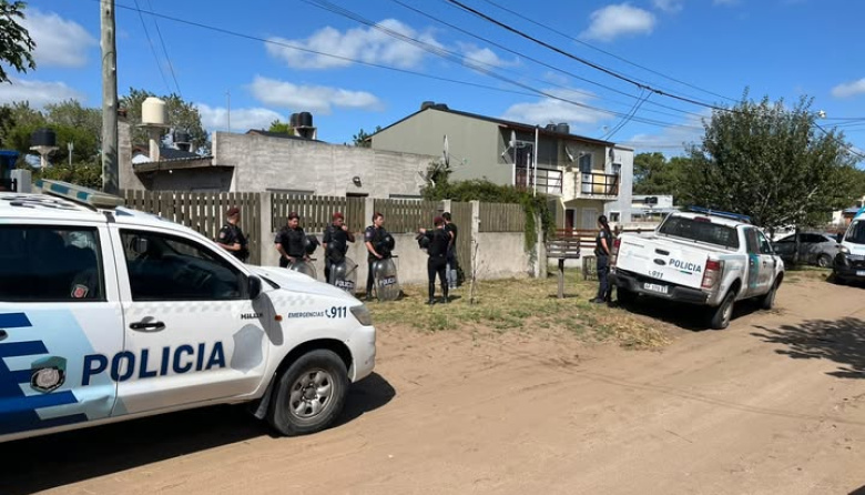 Desalojaron una vivienda usurpada y detuvieron a una mujer que intentó impedir el operativo