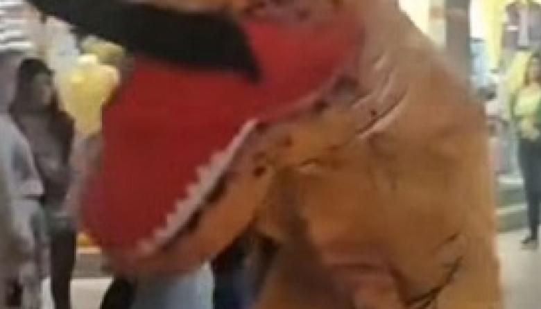 Un juego que se volvió violencia: atacaron a un promotor disfrazado en la peatonal