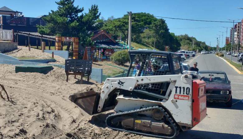 Reacondicionan las bajadas a la playa en San Clemente por la acumulación de arena