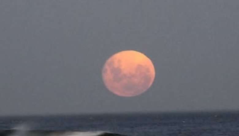 La Luna llena brillará sobre el mar y regalará una postal única en la Costa Atlántica