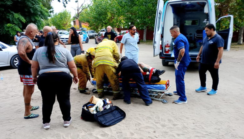 Choque entre dos motos en Barrio El Tala Sur: una mujer sufrió fractura expuesta