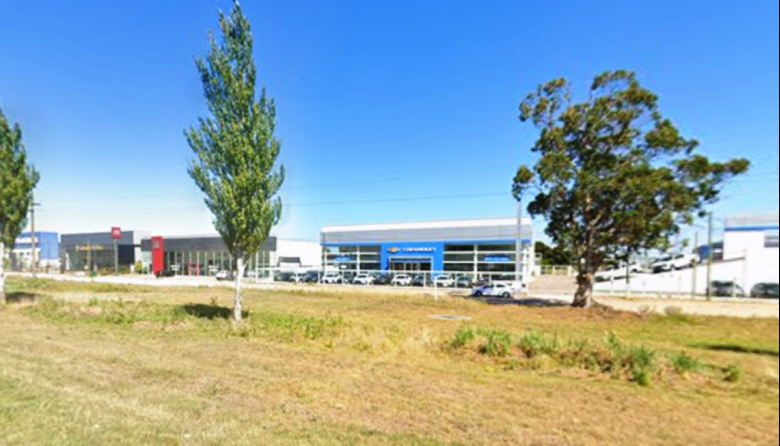 Entró a una concesionaria con un palo de golf y destrozó tres camionetas 0 km en Madariaga