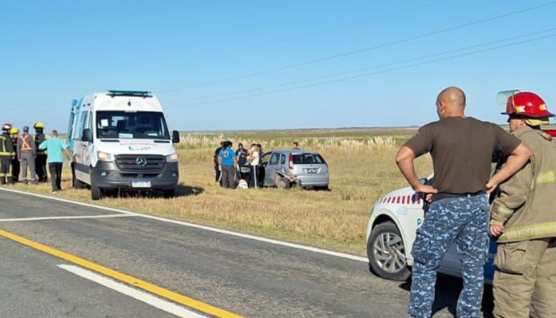 Tres heridos tras un choque entre dos autos en la Ruta 11