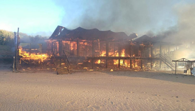 Voraz incendio destruyó por completo un balneario en Villa Gesell