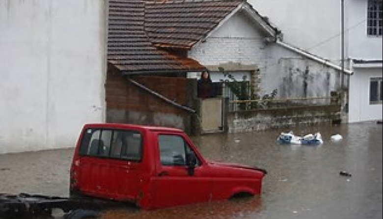 Intensa lluvia provocó calles inundadas y complicaciones para circular en Mar del Plata