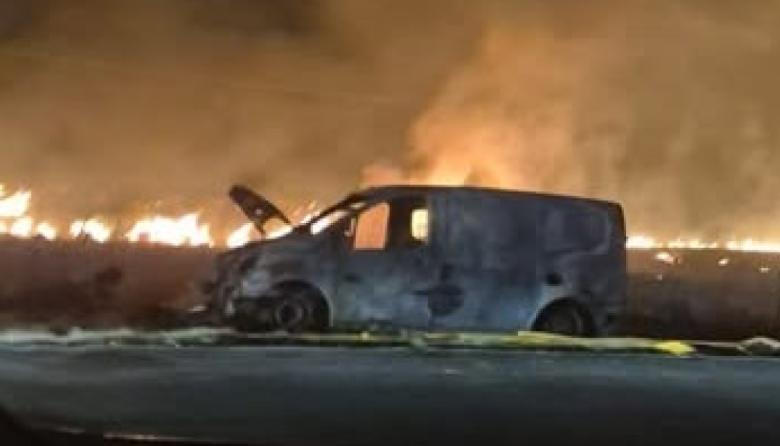 Una camioneta se incendió en la Ruta 11 y generó un amplio operativo de emergencia
