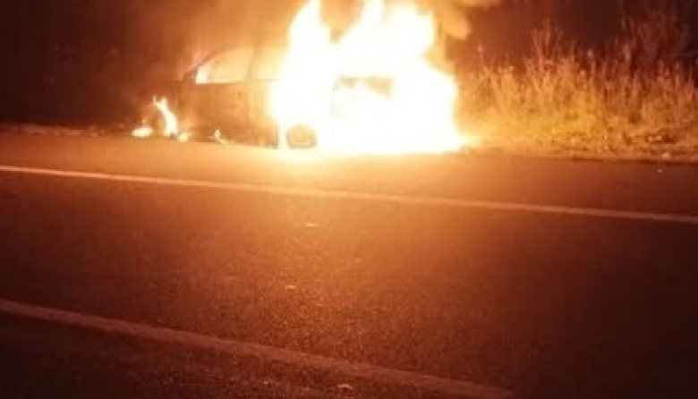 Voraz incendio destruyó un auto en la madrugada