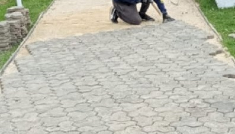 Avanzan mejoras urbanas con una nueva vereda en Las Chacras