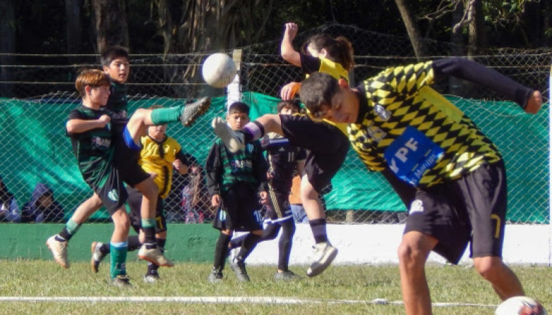 La escuela de fútbol del Club de Pesca participó de un encuentro en el Cosme Argerich