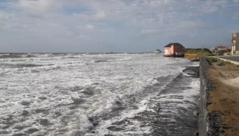 Alertan por una fuerte crecida del mar y olas de hasta 6 metros en la costa bonaerense