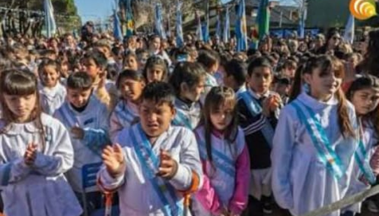 Banderas, abrazos y memoria en el Bicentenario