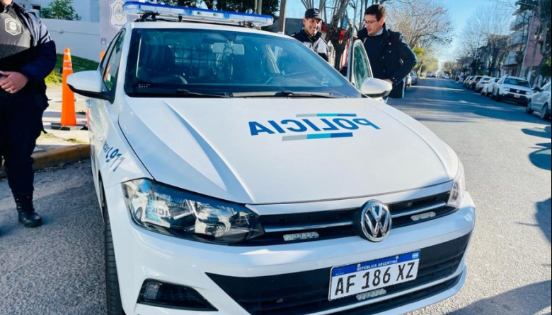 Un hombre se descompensó mientras manejaba y chocó contra un poste
