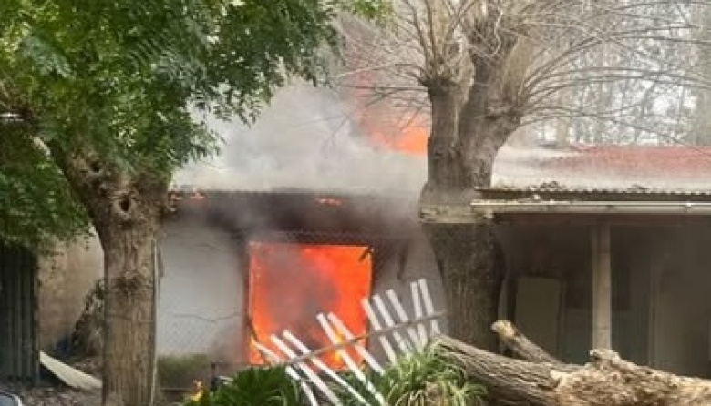 Voraz incendio afectó una vivienda y dejó dos personas hospitalizadas