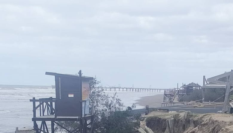 La pleamar volvió a golpear la costa y crece la preocupación por el avance del mar en Santa Teresita
