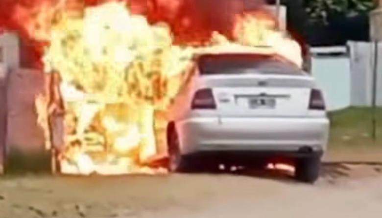 Un automóvil se incendió en plena vía pública en San Clemente del Tuyú